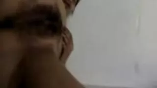 Pasangan enom seneng-seneng ing ngarep kamera