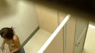 Blindfolded brunette menehi bukkake lan bakal bajingan
