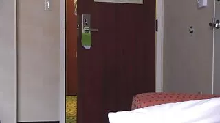 Pirang tanpa kotang nyedot kontol lan nemu cum
