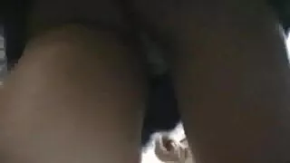 Cantik brunette milf bojo nggawe video beboyo ing taman alam umum,!sial!