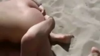 Big breasted ireng rambut pelacur licks a dildo