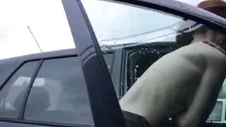 Latina nyedot kontol ing mobil