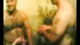 Blowjob saka brunette panas ing mobil